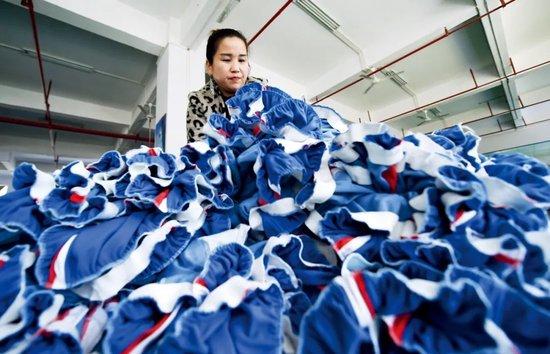 治理“校服腐败”，怎么就这么难？