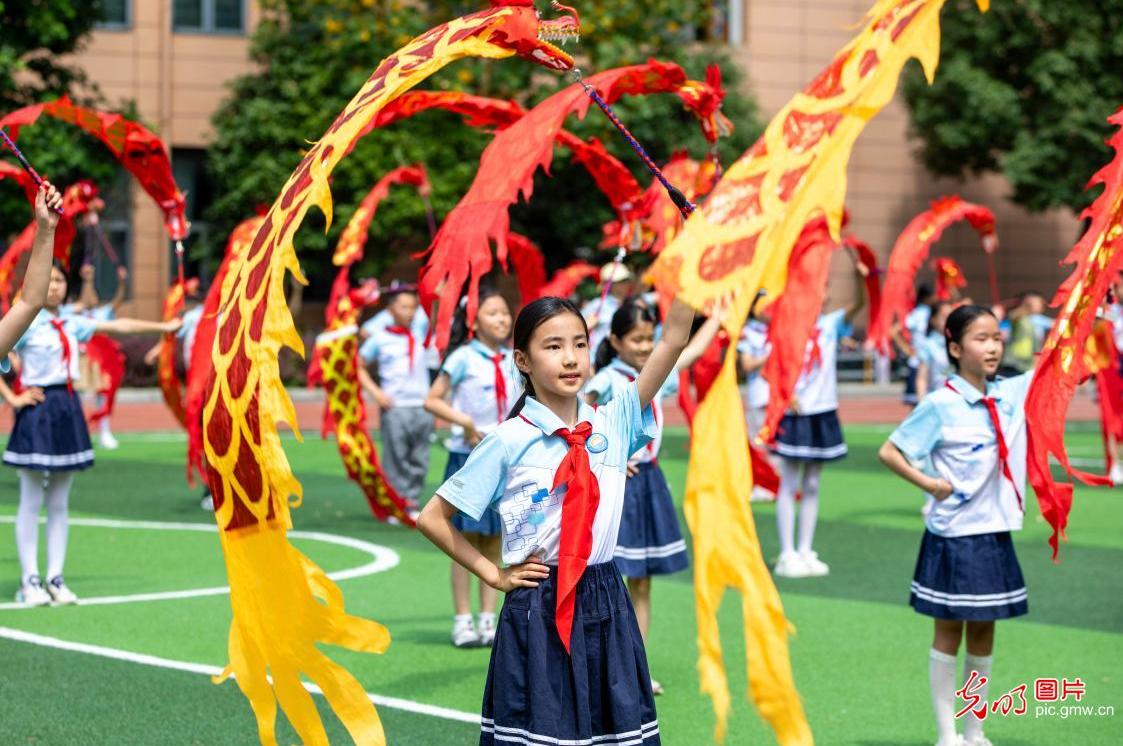 少年舞龙迎端午
